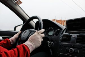 Auto schwimmt bei hoher Geschwindigkeit