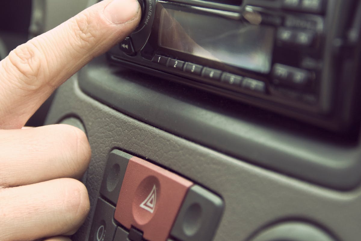 Auto vergisst Uhrzeit und Sender