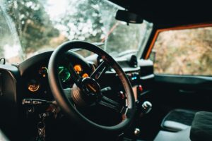 Was müssen sie beim Überqueren einer Vorfahrtstraße beachten?