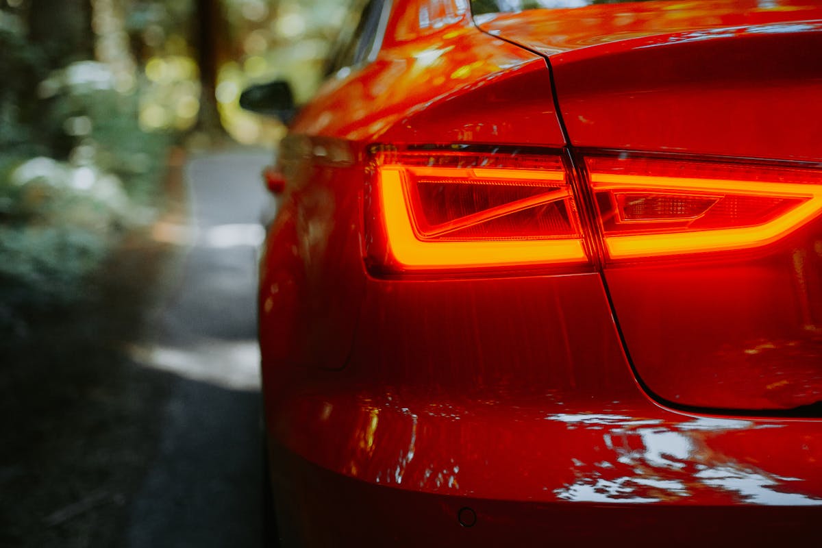 Starthilfe bei Elektroautos: Kann ich ein Elektroauto überbrücken?