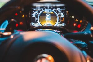 Weshalb kann Überholen auch auf übersichtlichen und geraden Fahrbahnen gefährlich sein?