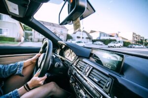 Parken am rechten Fahrbahnrand: Wie viel Platz neben der Markierung bleiben muss