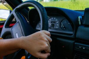 Bis zu welcher Höhe darf die Ladung nach vorn über das Fahrzeug hinausragen?
