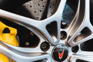 Audi Q5 zieht beim Anfahren nach rechts - Reifen, Antrieb oder Bremse