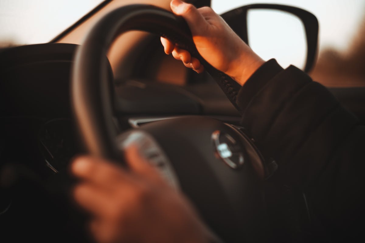 Innenraumlicht geht beim Fahren an und aus – Türkontakt oder Kabel?