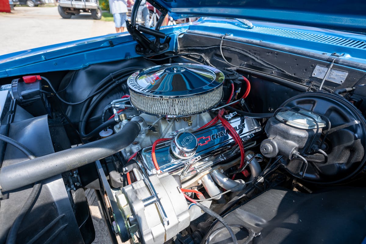 Blauer Rauch aus dem Auspuff – verbrennt der Motor Öl?