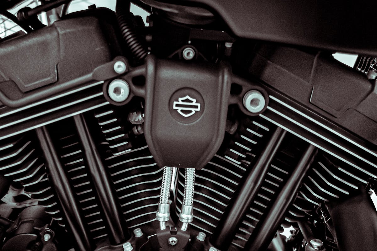 Quietschen aus dem Motorraum bei Nässe – oft nur Riemen oder mehr?