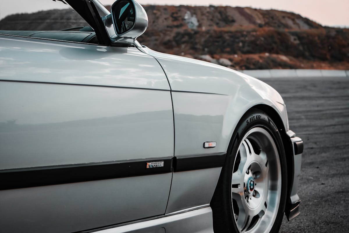 Mehrere Warnleuchten gleichzeitig an – Batterie als Ursache: So erkennst du es und handelst richtig