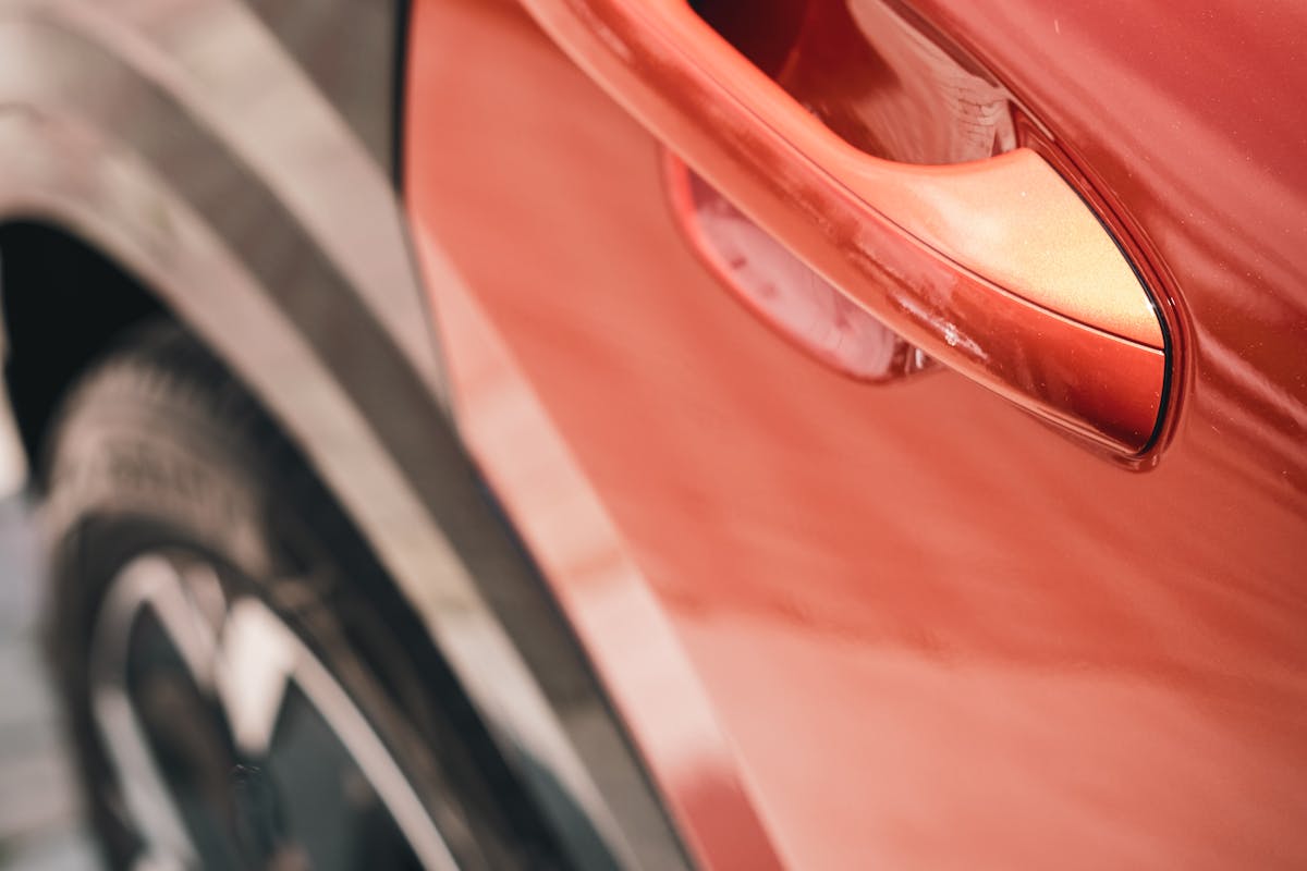 Was bedeutet die rote Ölkanne im Auto – sofort ausmachen?