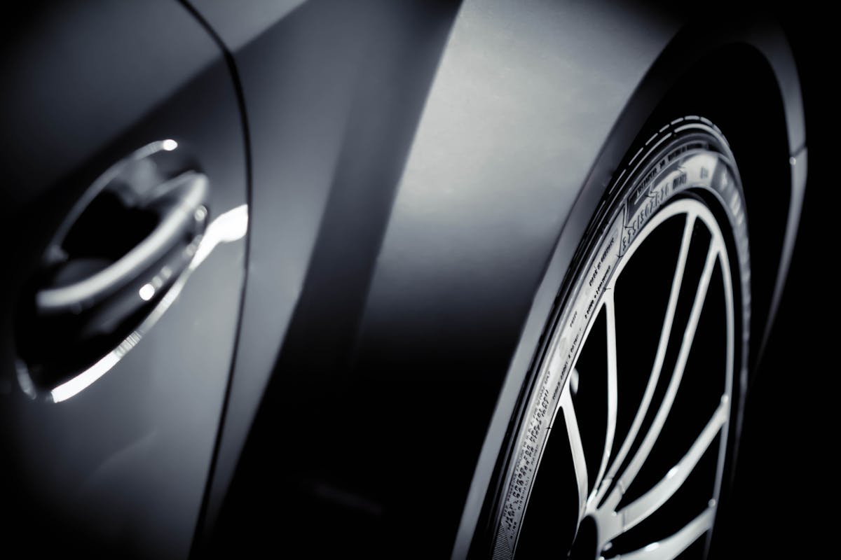 Seitenscheibe beschlägt ständig – wo die Feuchtigkeit herkommt